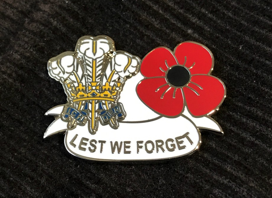 Lest We Forget Crown and Poppy Pin Badge - Click Image to Close